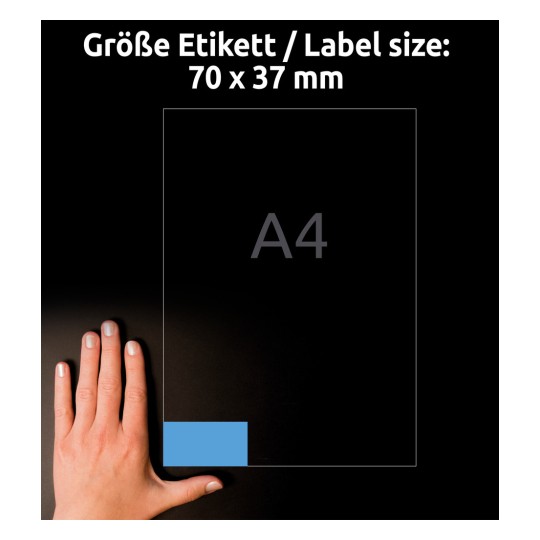 A kép egy kéz mellett egy 70 x 37 mm-es címkeméret jelzést ábrázol, a háttérben egy A4-es papír körvonallal.