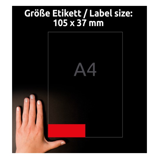 A kép 105 x 37 mm méretű címkét ábrázol A4-es hivatkozással és mellette egy kézzel a méretarány bemutatásához.