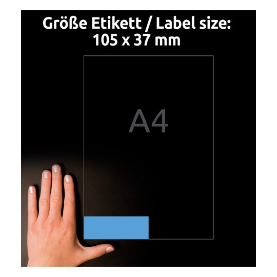 A kép egy kezet mutat egy 105 x 37 mm-es méretű címke mellé helyezve, egy A4-es papír körvonalánál.