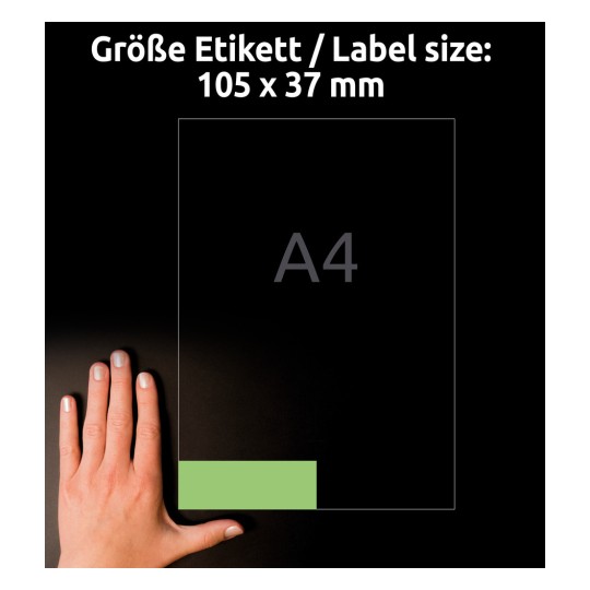 A kép egy kéz látható, egy 105 x 37 mm méretű címke mellett. A háttér sötét, és van egy jelzés az A4-es papírformátumról.