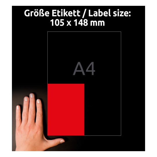A kép egy kéz mellett egy piros, A4-es címkével ellátott téglalapot mutat, amelynek a mérete 105 x 148 mm fekete háttér előtt.
