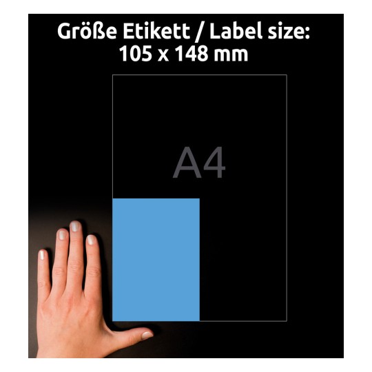 A kép egy kéz látható egy kék címke mellett, melynek mérete 105 x 148 mm, és egy átfedés jelzi a címke méretét egy A4-es papírlaphoz viszonyítva.