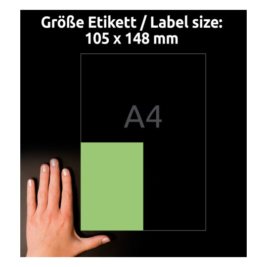 A képen egy A4-es papírlap látható, mellette egy kéz méretösszehasonlítás céljából. Van egy zöld téglalap, amely 105 x 148 mm-es címkeméretet jelöl, sötét háttérrel szemben.