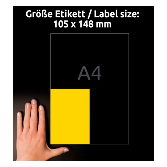 A kép egy kéz látható, egy sárga címke mellett, amely információkat tartalmaz a címke méretéről (105 x 148 mm) és az A4-es papírméretről.