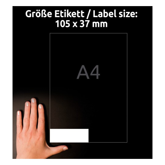 A kép egy 105 x 37 mm méretű címkét jelenít meg, amely mellett egy emberi kéz látható az arányok érzékeltetéséért. A háttér sötét, és a méretek egyértelműen láthatóak.