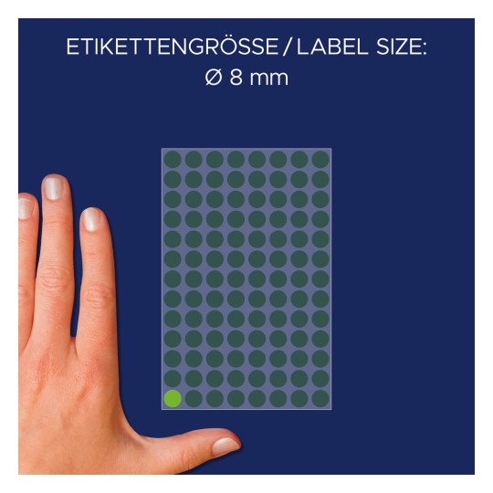 A képen egy kéz látható egy ív kör alakú címke mellett, amely 8 mm átmérőjű címkeméretet jelez. A címkék többnyire sötét színűek, egy zöld pöttyel.