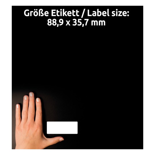 A kép egy kezet ábrázol egy üres címkével mellette. A címke mérete 88,9 x 35,7 mm németül és angolul van feltüntetve.