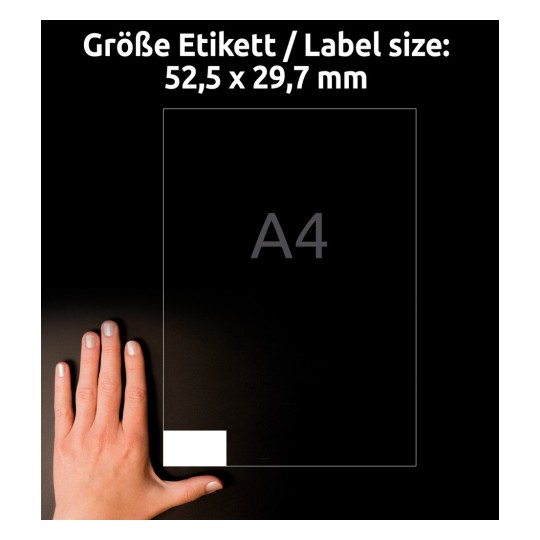 A kép egy kezet ábrázol, amely egy A4-es méretű címke mellett van elhelyezve, jelezve annak méretét: 52,5 x 29,7 mm. A háttér sötét, a címke fehér, rajta a méretek és a címkeméret németül és angolul van feltüntetve.