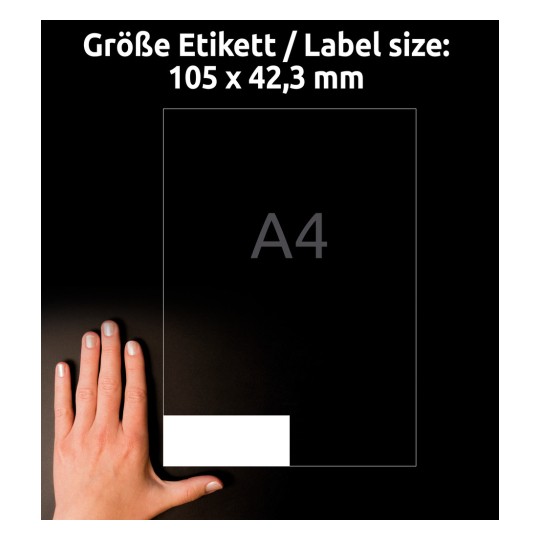 A kép egy kéz és egy címke méretét mutatja. A címke mérete 105 x 42,3 mm, az 'A4' jelzéssel. A háttér fekete.