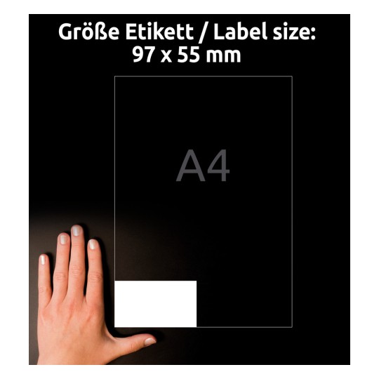 Egy képet ábrázoló kép, amelyen egy kéz látható a címke méretére vonatkozó specifikáció mellett, amely 97 x 55 mm-es címkeméretet jelez az A4-es papírméretre való hivatkozással együtt.