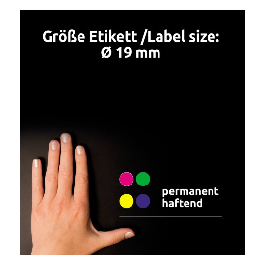 A képen egy fekete háttér előtt látható kéz ujjaival, valamint egy szöveg, amely a következőt olvasható: 'Größe Etikett / Címke méret: Ø 19 mm', és négy színes kör, amelyek címkéket jelölnek: zöld, rózsaszín, sárga és lila, a 'permanent haftend' megjegyzéssel.