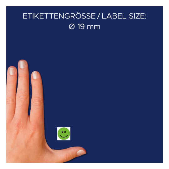 A kép egy kéz látható egy kis zöld mosolygós arcú matrica mellett, a szöveg szerint a matrica mérete Ø 19 mm kék háttéren.
