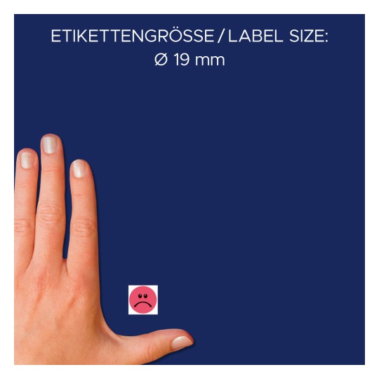 A képen egy kéz látható, amelyen egy 19 mm-es címkeméret van feltüntetve, mellette pedig egy szomorú hangulatjel. A háttér kék.