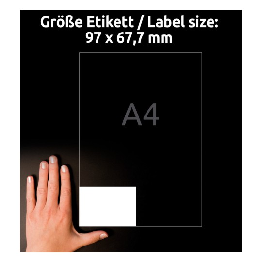 A kép egy fehér címke méretét ábrázolja, amely 97 x 67,7 mm, és egy kéz mellett látható sötét háttéren, jelezve az A4 papírméretet.