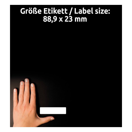 A kép egy fekete háttér előtt egy kezet ábrázol, egy üres címke mellett. A címke méretei 88,9 x 23 mm.