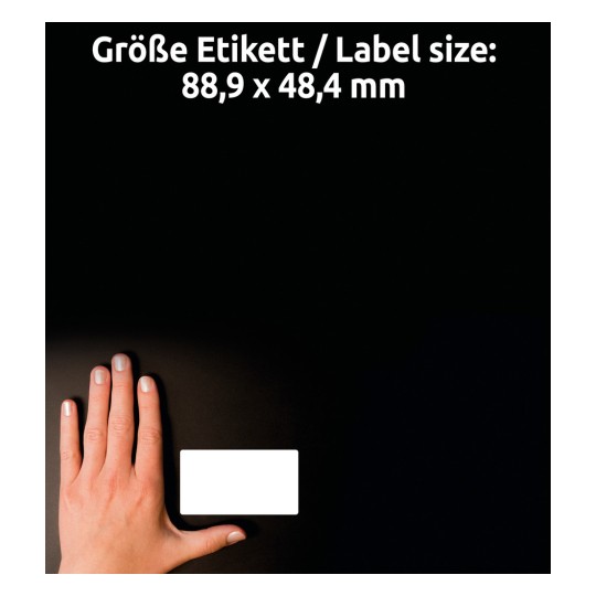A kép egy sötét háttér előtt egy kézzel szemben elhelyezkedő üres címkét mutat. A címke méreteit németül említik, 88,9 x 48,4 mm-ként.