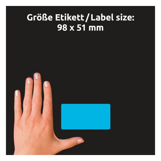 A képen egy kéz látható egy kék címke mellett, fekete háttéren. A címke méretei, 98 x 51 mm, német nyelven vannak feltüntetve.