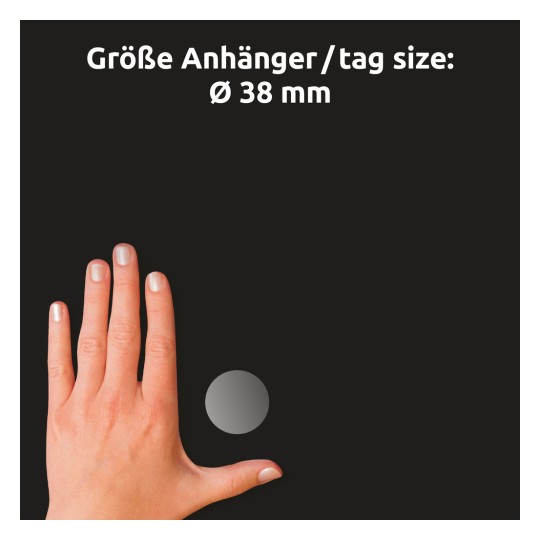 Egy kép, amelyen egy kéz látható egy kerek címkével vagy medállal mellette. A szöveg jelzi, hogy a címke mérete Ø 38 mm, fekete háttér előtt van elhelyezve.