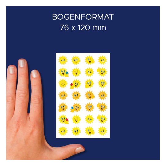 A kép egy kéz látható, amely mellett egy papírlap van, amelyet vidám napillusztrációk borítanak, különféle arckifejezésekkel. A lap méretei 76 x 120 mm, a háttér pedig kék.