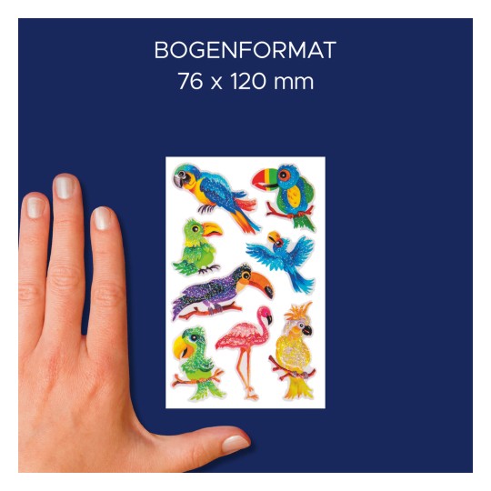 Az ábrán egy kéz látható színes madármatricákat tartalmazó lap mellett, amely különféle mintákat, például papagájokat és flamingókat mutat be. A lap mérete 76 x 120 mm.