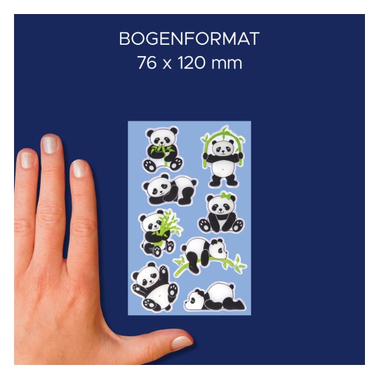 A kép egy kék háttéren elhelyezett panda matricák gyűjteményét ábrázolja, egy kéz méretarányként szolgál. A matricák különböző játékos pózokban látható pandákat ábrázolnak, néhányuk bambuszt tart.