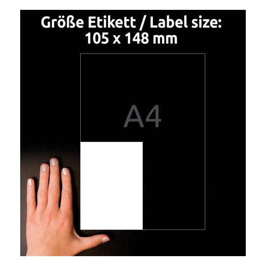 A kép egy kéz és egy papírdarab mellett található, német nyelven feliratozott méretekkel: 'Größe Etikett / Címke mérete: 105 x 148 mm' és 'A4'. A háttér fekete.
