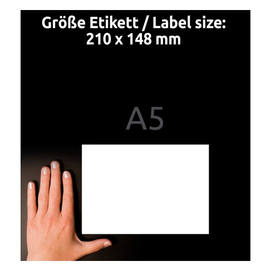 A kép egy kéz mellett egy üres téglalap alakú címkét ábrázol, amelynek méretei és jelölése A5. A címke mérete 210 x 148 mm.