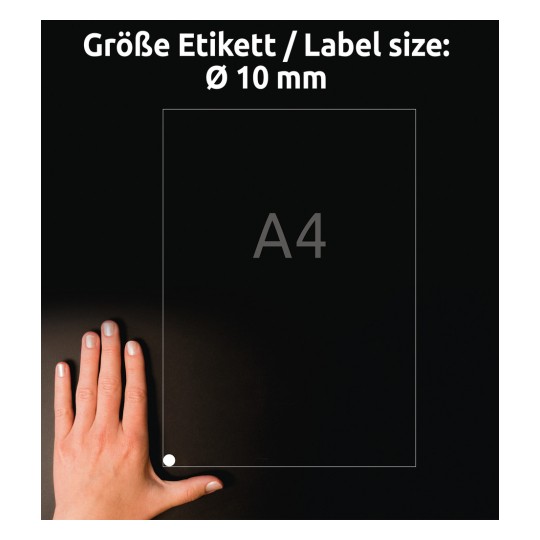 A kép egy kezet mutat, amely egy A4 méretű átlátszó anyagot tart. Egy címke látható rajta, amely egy 10 mm átmérőjű címke méretét jelzi. A háttér sötét.