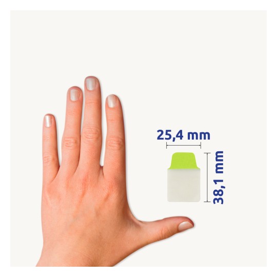A kép egy kifestett körmű kezet ábrázol egy téglalap alakú tárgy mellett, amelynek méretei 25,4 mm szélesség és 38,1 mm magasság.