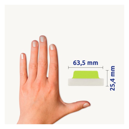A képen egy emberi kéz látható manikűrrel, amely egy kis tárgy mellé van téve, amelynek méretei a következők: 63,5 mm szélesség és 25,4 mm magasság.