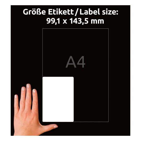 A kép egy kezet és egy címkeméretet mutat. A címke mérete 99,1 x 143,5 mm, A4-es méretre hivatkozva. A háttér sötét, kiemelve a címke tervét.