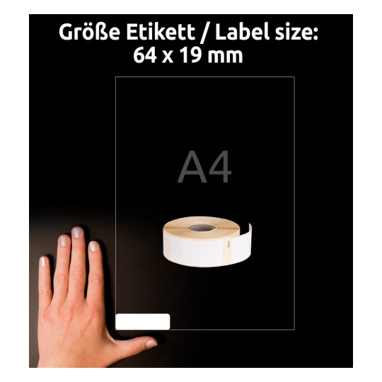 A kép bal oldalán egy kéz látható, amely egy címke tekercset tart. A címke mérete 64 x 19 mm, a háttérben pedig egy A4 méretű ábrázolás található.