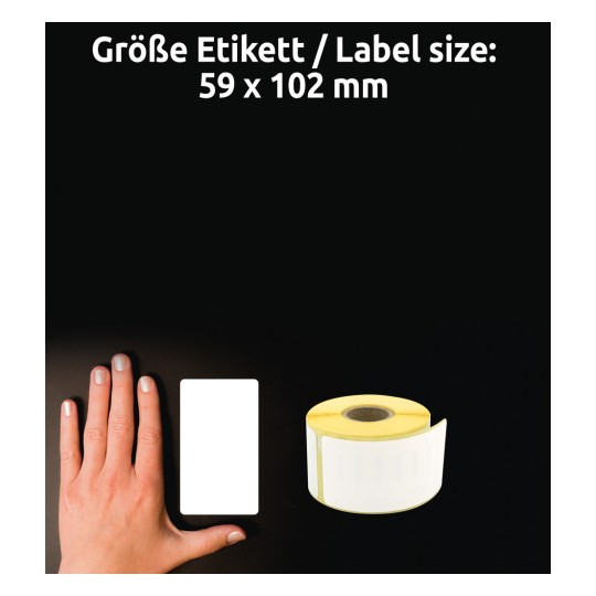 A képen egy kéz látható, amely egy üres címkét tart egy címketekercs mellett. A címke mérete, 59 x 102 mm, fehér szöveggel van feltüntetve egy sötét háttéren.