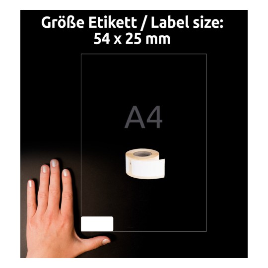 A kép egy kéz mutat, amely egy A4-es méretű, 54 x 25 mm-es címkelap mellett van. Egy fehér címkeszalag tekercs helyezkedik el a közelében sötét háttér előtt.