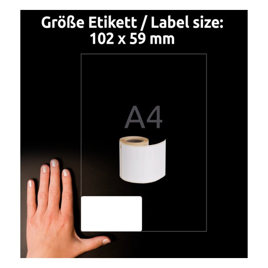 A kép egy kezet mutat, amelyhez egy 102 x 59 mm-es címke méret tartozik, egy tekercs üres címke mellett, amelynek mérete A4-ként van feltüntetve.
