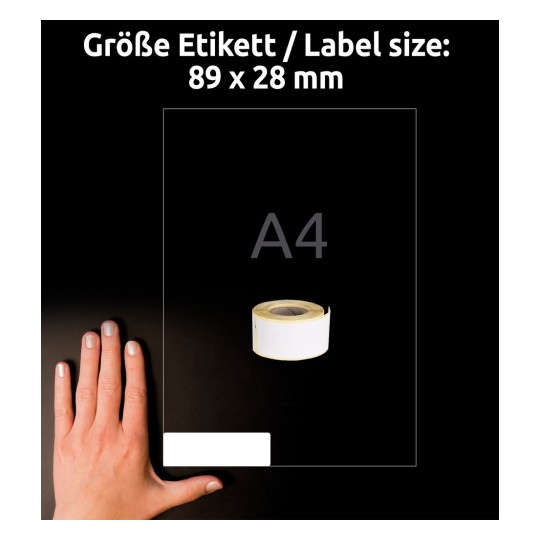 A kép egy kéz látható egy címkecsík mellett sötét háttér előtt, a szöveg a címke méretét (89 x 28 mm) és az A4-es papírméretet jelzi.