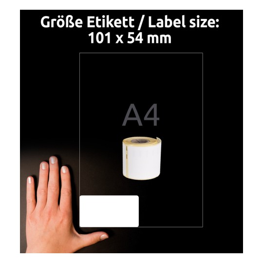 A képen egy kéz látható egy címketekercs mellett, a felirat megadja a címke méretét: 101 x 54 mm, és egy A4 méretű lap körvonala van a háttérben.
