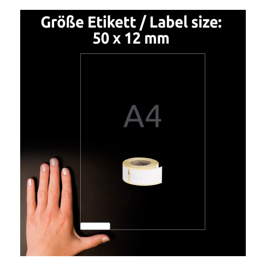 A képen egy kéz látható, amely egy A4-es méretű papírlapot tart egy 50 x 12 mm-es méretű öntapadós címkékből álló tekercs mellett. A háttér sötét, kiemelve a jelenlévő tárgyakat.