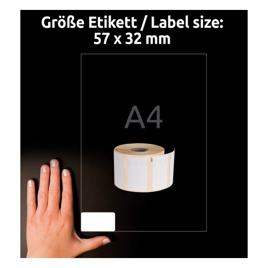 A kép egy kéz mellett egy üres címkéket tartalmazó tekercset mutat, amely a 57 x 32 mm-es címkeméretet és az A4 formátumot jelzi.