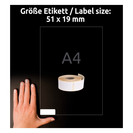Egy kép egy kézről a címkék tekercse mellett fekete háttér előtt, amelyen a címke mérete (51 x 19 mm) és utalás az A4-es papírméretre szerepel.