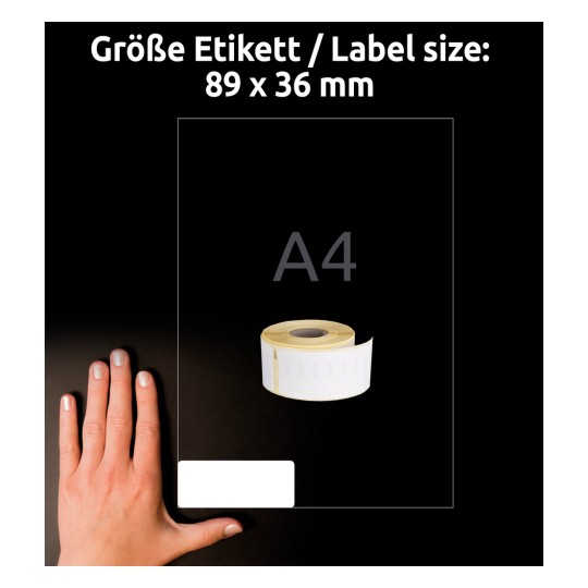 A kép egy címkékből álló tekercset ábrázol egy kéz mellett méret összehasonlítás céljából. A címke mérete 89 x 36 mm, és a háttérben A4-es méretre utalás látható.