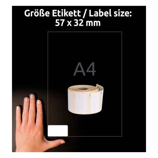 A képen egy címkékből álló tekercs látható, mellette egy kéz méretösszehasonlítás céljából. A címkék mérete 57 x 32 mm, és egy A4-es méretű papíralapon jelennek meg. A szöveg német és angol nyelvű.