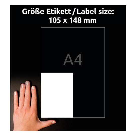 A kép egy 105 x 148 mm méretű címkét mutat, ami egy A4-es méretű papírt jelez, mellette pedig egy kéz van elhelyezve a méret érzékeltetéséhez.