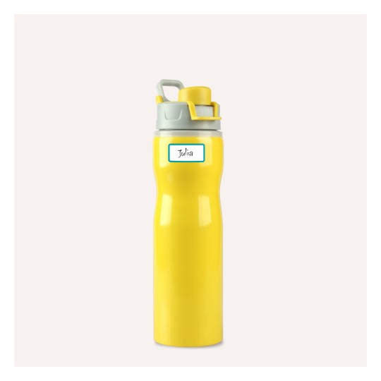 A képen egy élénksárga kulacs látható szürke tetővel és egy 'Julia' feliratú címkével.