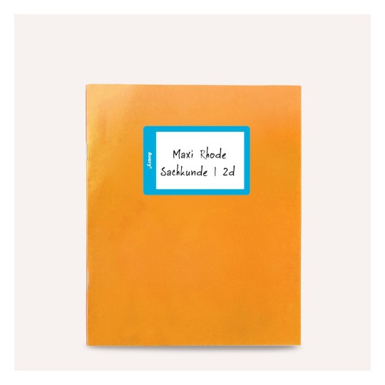 A képen egy narancssárga jegyzetfüzet látható, amelyen egy címke van a következő felirattal: 'Maxi Rhode Sachkunde 1 2d'.