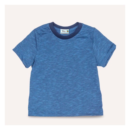 A kép egy kék rövid ujjú pólót ábrázol texturált mintával és sötétkék gallérral.