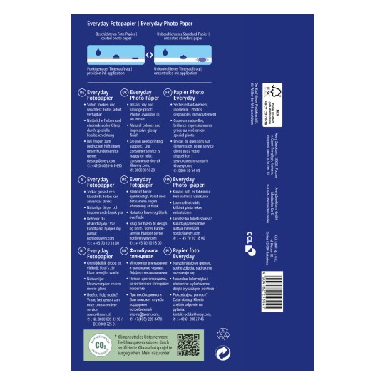 A kép egy 'Everyday Photo Paper' csomagolását mutatja, amely többnyelvű szöveget tartalmaz. Olyan jellemzőket ismertet, mint a gyors száradás, a természetes színek, valamint megadja az ügyfélszolgálat elérhetőségi adatait.