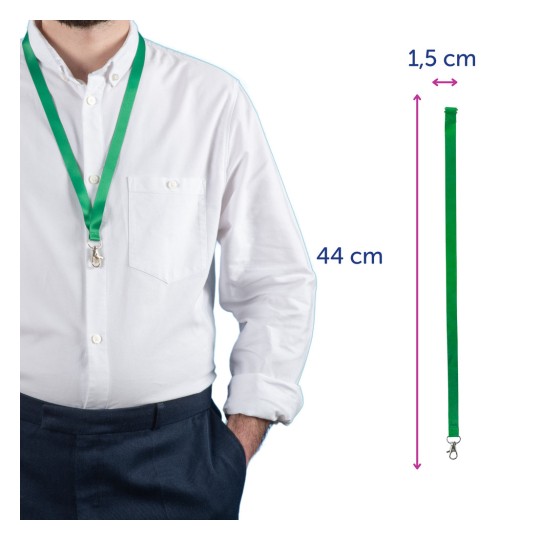 A kép egy személyt ábrázol, aki zöld nyakba akasztót visel. A nyakba akasztón van egy csipesz, és 44 cm hosszú, valamint 1,5 cm széles. Az illető fehér inget és sötétkék nadrágot visel.