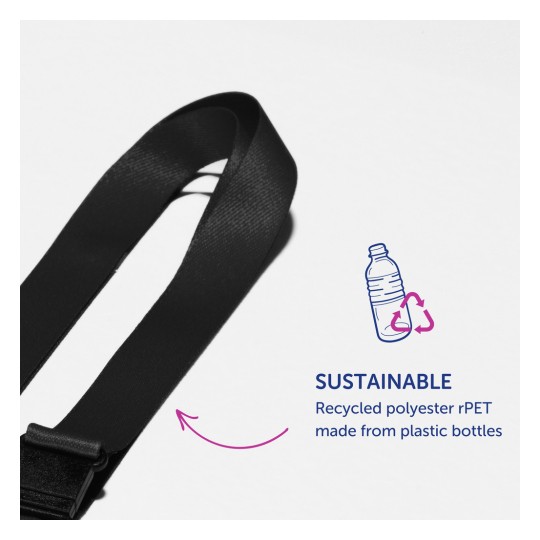 A képen egy 'SUSTAINABLE' feliratú fekete pánt látható, amely újrahasznosított poliészterből (rPET) készült, és egy műanyag palack ábráját, valamint újrahasznosító nyilakat tartalmaz. Kiemeli a műanyag újrahasznosításának környezeti előnyeit.