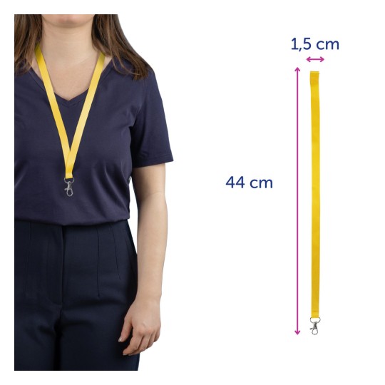 A képen egy sötétkék pólót viselő személy látható, aki nyakában sárga nyakpántot hord. A nyakpánt méreteire vonatkozó részletek: 44 cm hosszú és 1,5 cm széles.